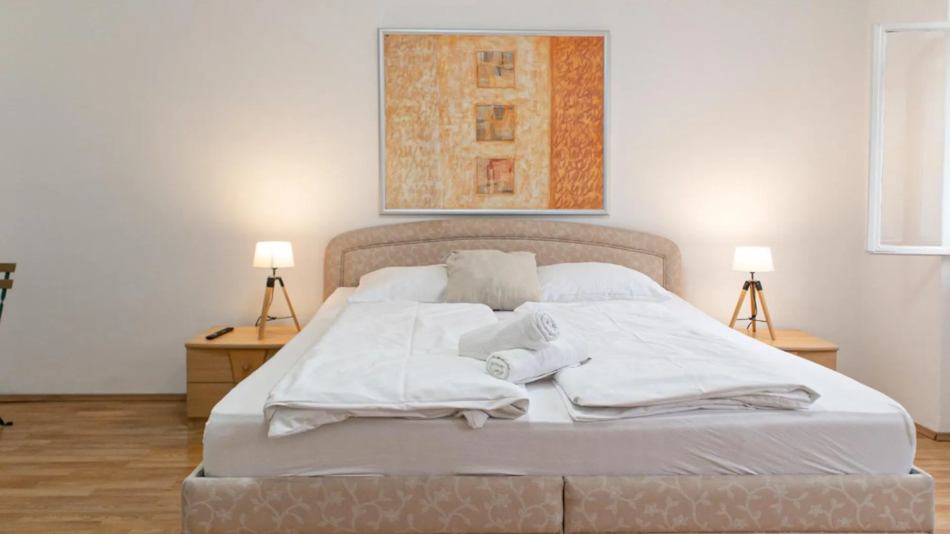 Budget City Stay - Near Wiener Stadthalle Ideal For Longstays Appartamento